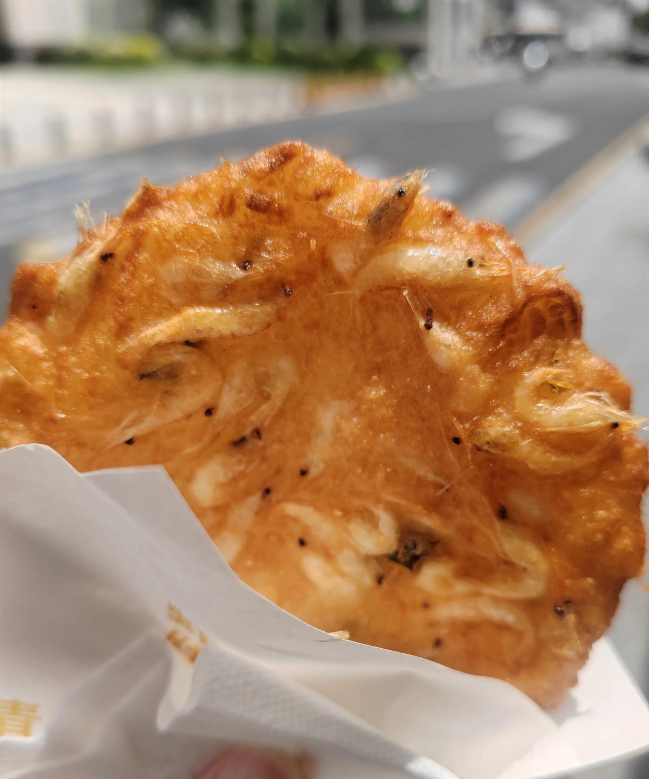陪孩子玩了几天，瘦了两斤。
传说中的虾饼吃了，真不愧为当地特产，焦香软糯，还有虾
