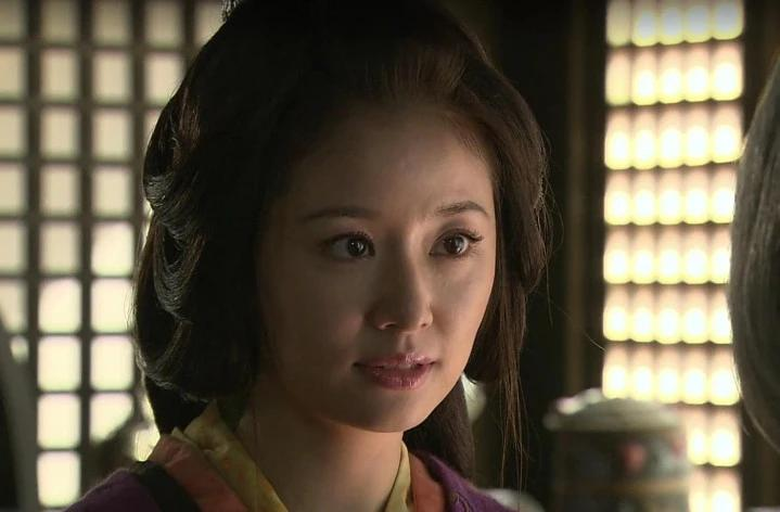 209年，48岁的刘备迎娶17岁的孙尚香。新婚夜，刘备喜滋滋准备入洞房，他才到门