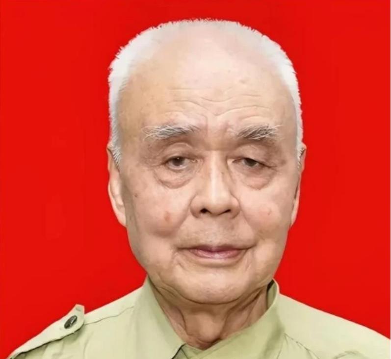 1952年，上甘岭阵地上，16岁战士唐章洪突然尿急，他索性对着迫击炮尿了起来，没