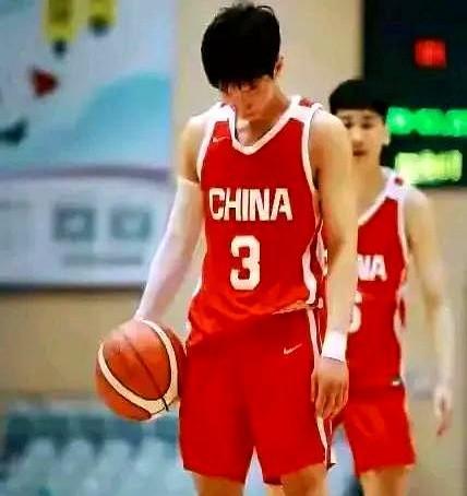 中国男篮U19以97-83击败美国纽约复兴者，四名宏远小将表现如何？
彰华非，优