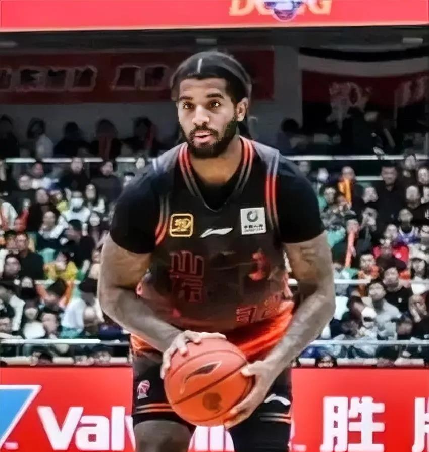 清晨刚起床，传来了辽篮大外援的新消息，有媒体人报出前nba勇士队大前锋无限接近签
