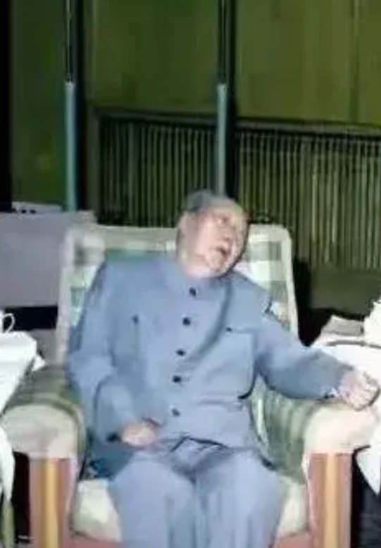 这是我最敬佩的毛主席晚年的一张照片，令我无比动容，他艰难地坐在沙发上，头微微的歪