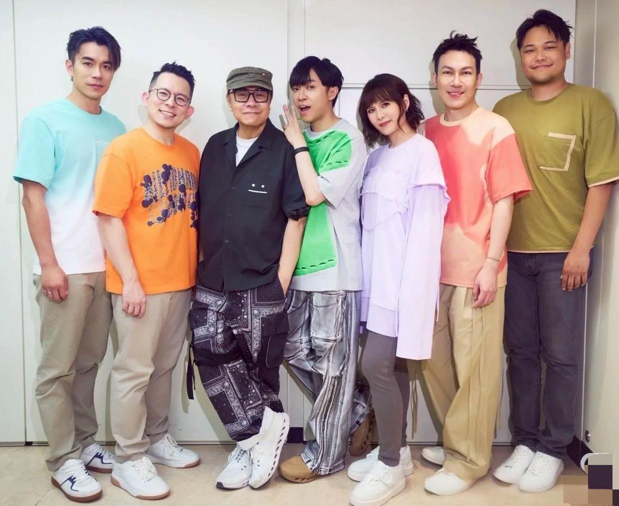 蔡康永刚才发文称，去了苏打绿演唱会掉眼泪……
蔡康永讲在台下听到《无与伦比的美丽