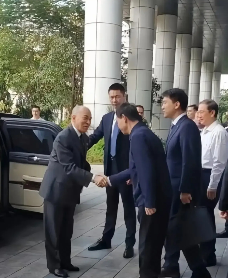 万万没想到，柬埔寨总统这招太绝！分成三步把老美整破防：

第一阶段：放任微信支付