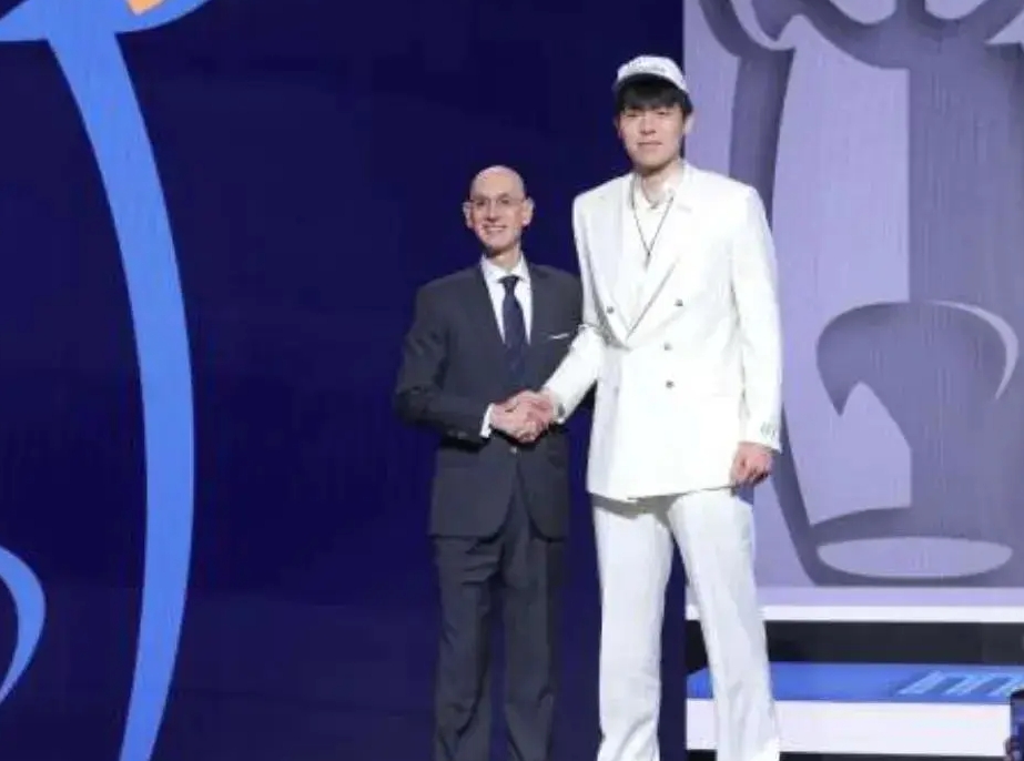 终于知道为什么卡马拉和夏普会是非卖品了，这不就是为了杨瀚森准备的嘛，原来阵容上早