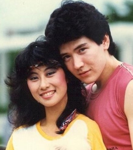 1982年，22岁的费翔带着叶倩文去见家长，母亲坚决不同意，他们下跪恳求。但母亲