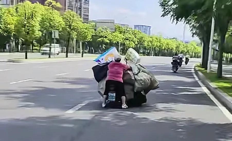 烈日下的负重前行，一位普通劳动者的坚守。
8月13日中午，气温超过35℃，网友在