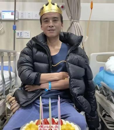 泪目！陕西西安，47岁男子肝癌去世，生前家人一直隐瞒他得了肝癌，但男子去世后女儿