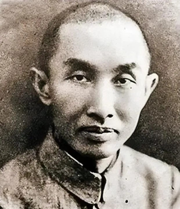 1952年，“一代船王”卢作孚在家里吞服了大量安眠药后，决绝地离开了这个世界。他