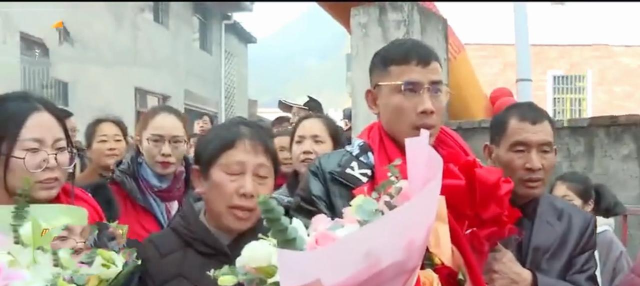 1988年，25岁湖南女子与丈夫吵架，赌气抱起2个月大的儿子，跟邻居外出打工。谁