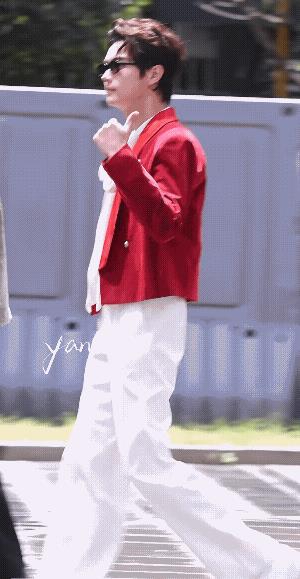 许凯今天密逃妆造有点火辣辣的，这大红色超艳丽，白裤子，还戴着墨镜，这打扮的够光鲜