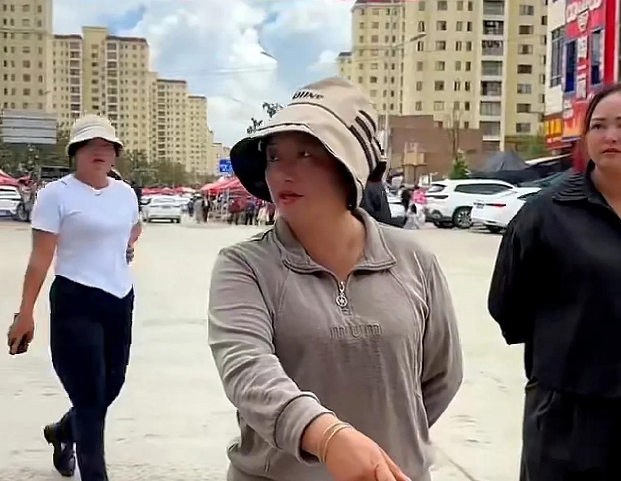 [微风]“气质”这块拿捏死死的！
     事发云南省昭通市大通县靖安镇老街十字