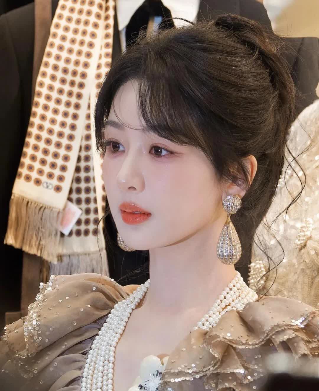 杨紫这个人
我发现她是有点玄学在身上的
只要和她扯上关系的人，都会由不红到人