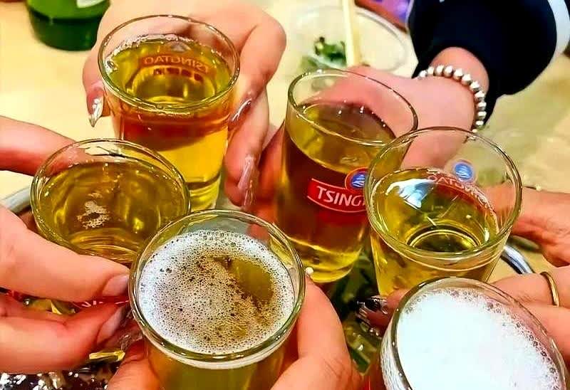 湖南的刘某经常和邻居李某一起喝酒，两人关系很好。

酒逢知己千杯少，两人在一