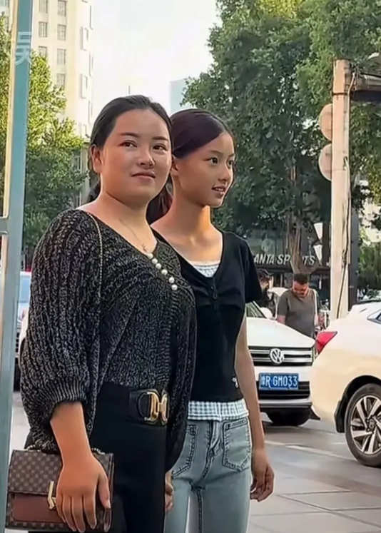 难道一手好牌，被妈妈打坏了？

街拍美女七七，成不了明星了，于正回应，不再联系七