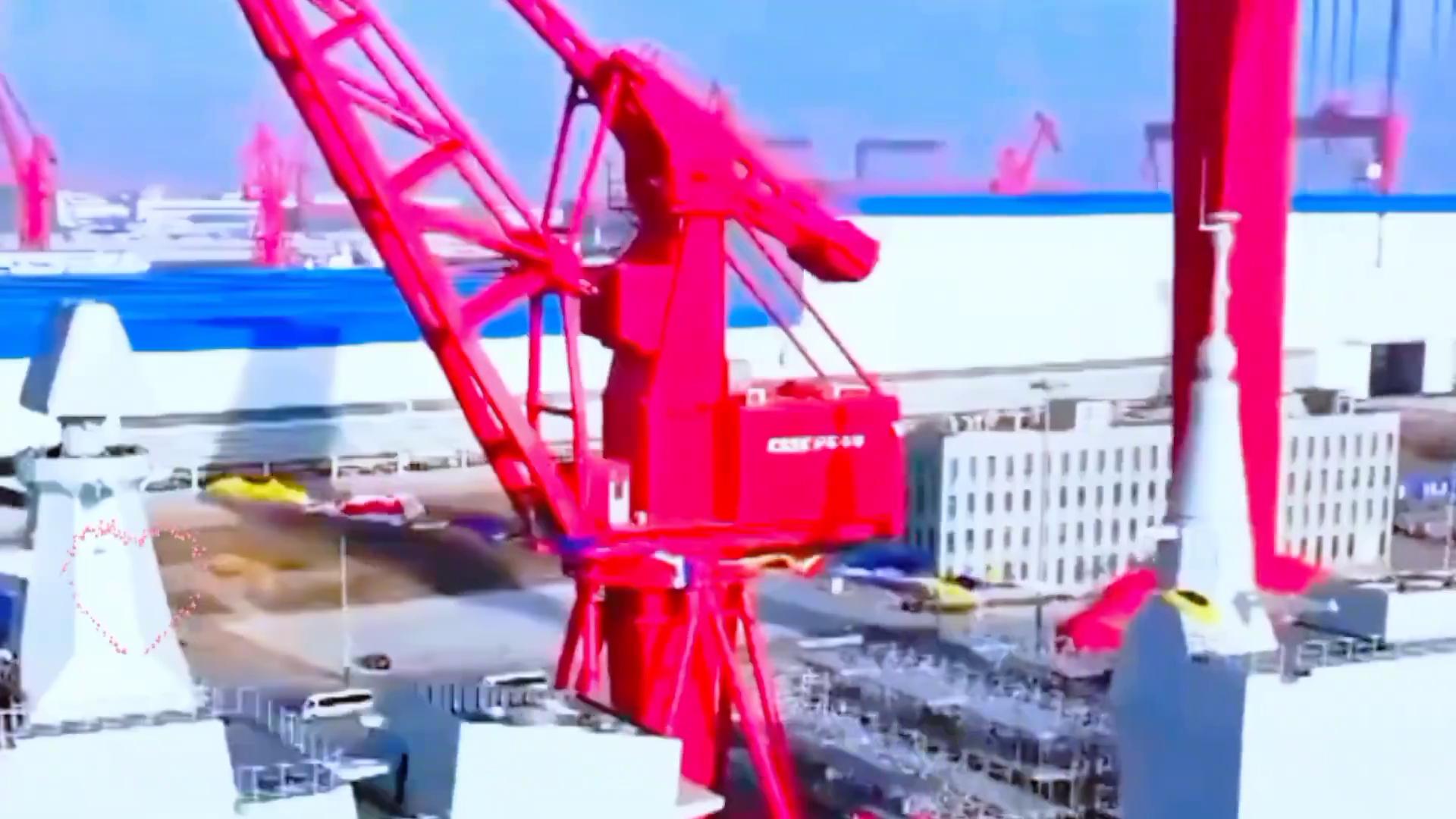 由中国自主研制建造的076两栖攻击舰首舰下水命名仪式在上海沪东中华造船厂举行。0