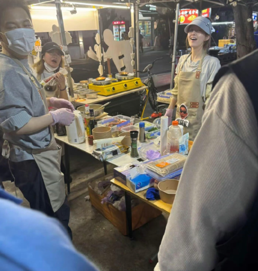 赵露思在线下摆摊卖蛋烘糕，丝毫没有明星架子，好接地气 