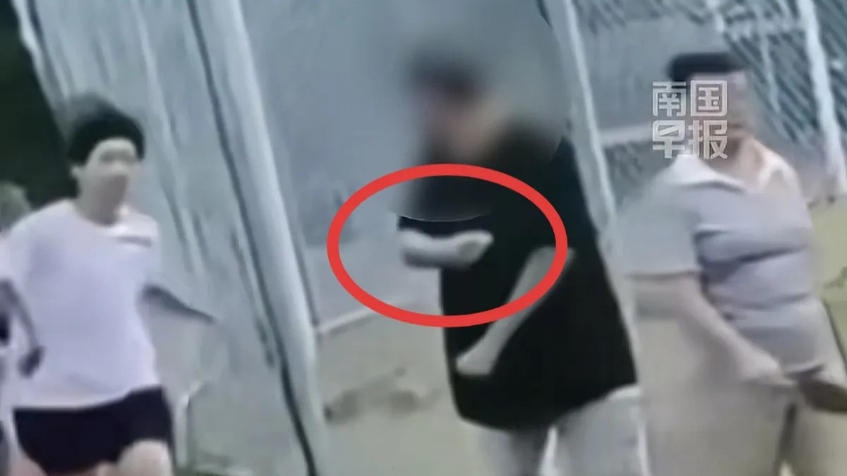 湛江一老人两次肘击跑步学生，官方回应引热议，网友：停发退休金