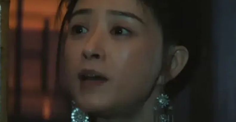 《归队》这部电视剧里，有个雨夜的场景特别有意思。就听有人扯着嗓子喊：“掌柜的！掌