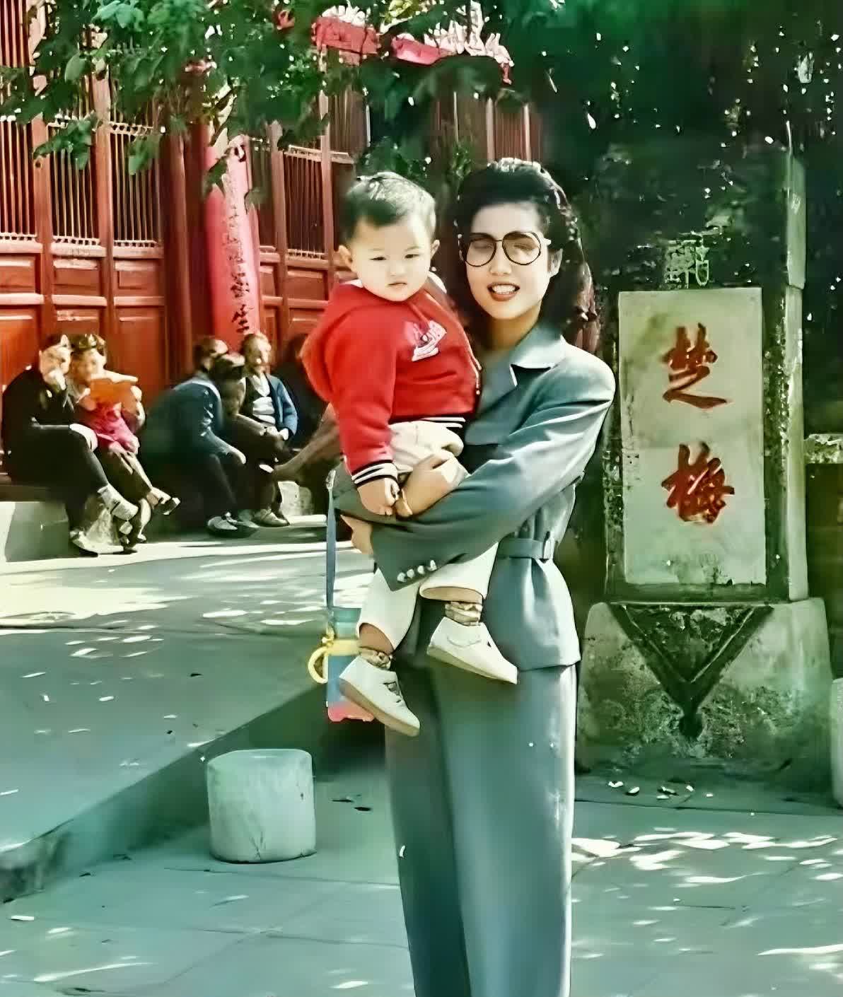 1997年，漂亮的梦鸽怀抱着刚满周岁的儿子李天一。那时，母亲梦鸽31岁，父亲李双