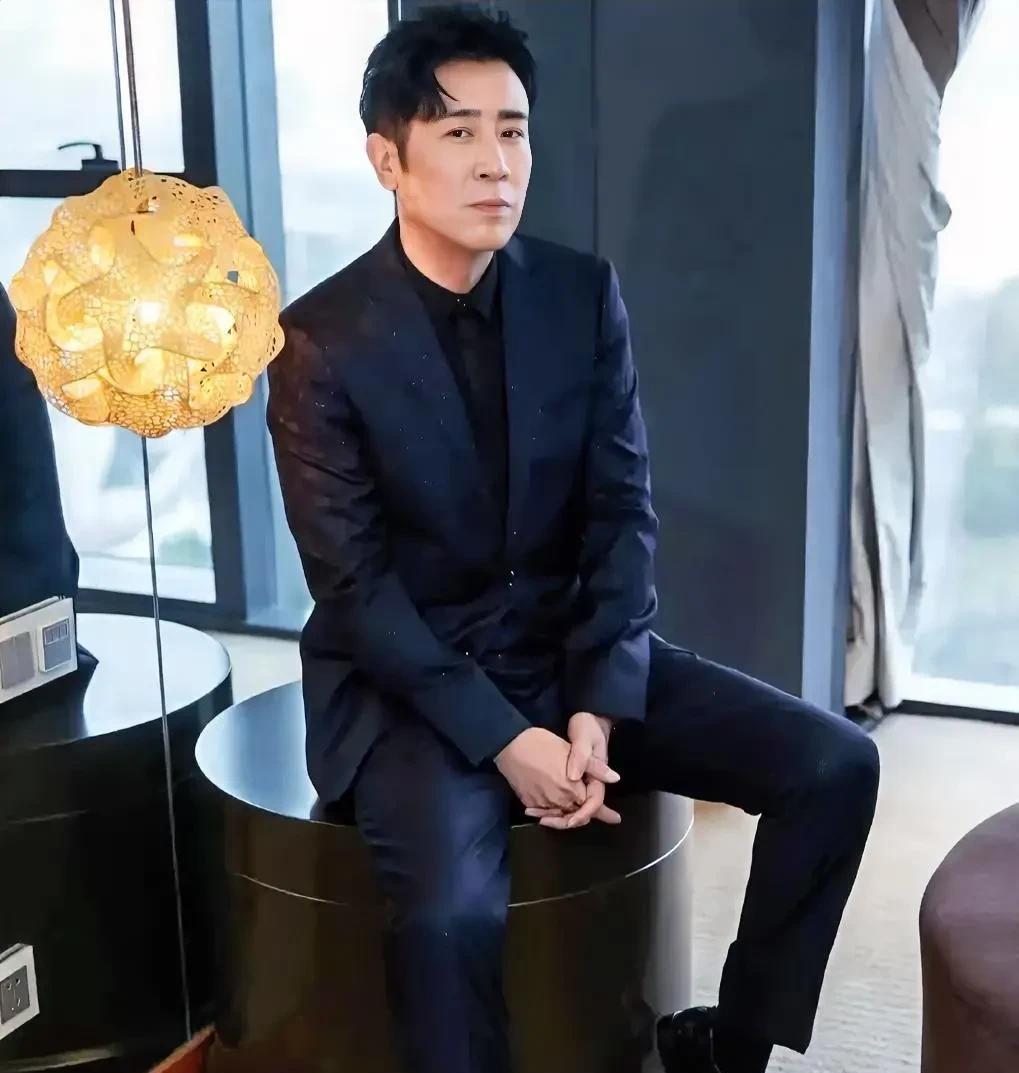 演员于和伟在饭店吃饭，消费334元，老板说，抹零后收300元，于和伟同意了，就付
