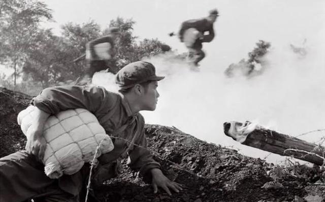 1941年，一名战士将炸药包放错了位置，引爆后鬼子炮楼完好无损，副团长拿出望远镜