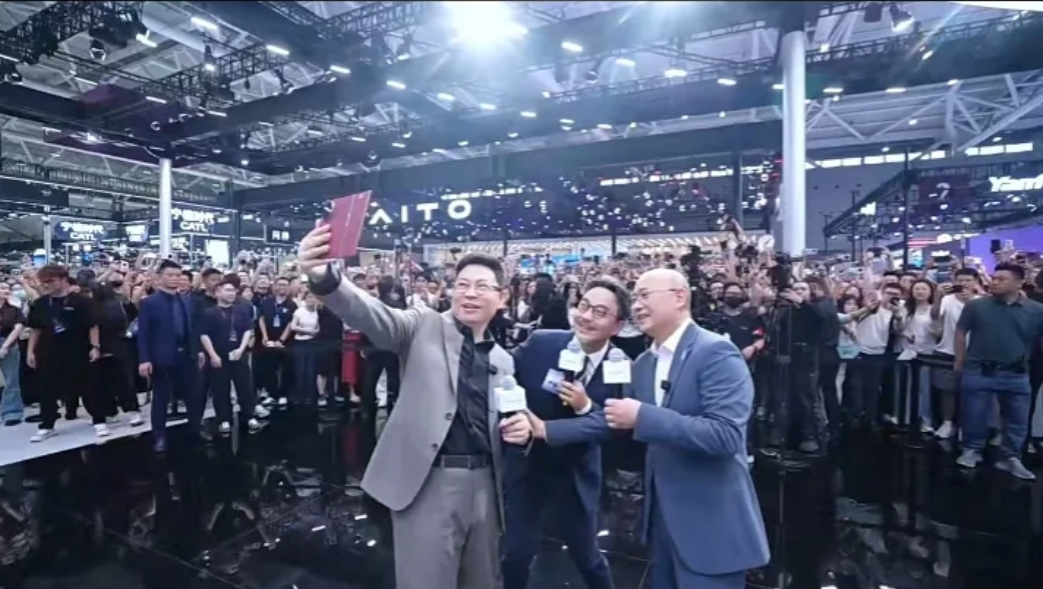 江淮汽车老总项兴初表示，江淮将全部身家都压在了尊界超级工厂上，现在很感谢能和华为