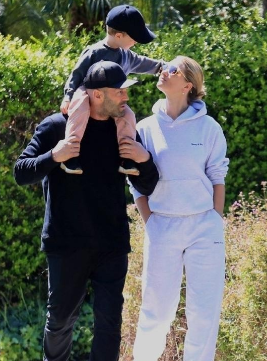 他们用十几年证明
结婚证不是安全感的来源，靠谱的人、稳定的爱、共同的家，才是