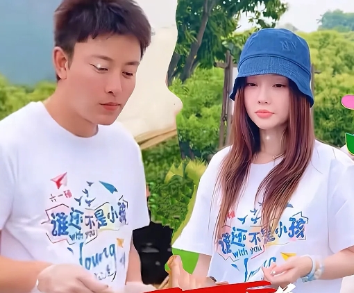 李小璐和贾乃亮都是体面人啊，虽然离婚了，但是为了孩子经常合体，要不一起带孩子玩，