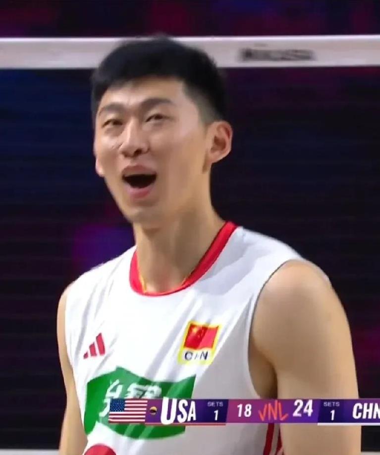 【李咏臻拦网大爆发，中国男排2-1领先美国队】
李咏臻在第三局拦网大爆发，9-8