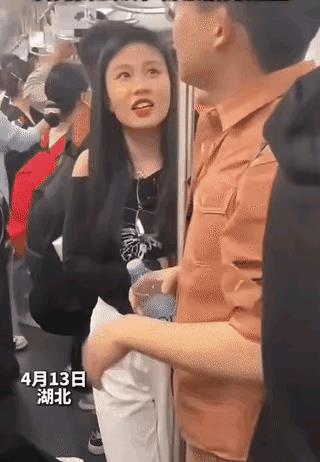 《幽默机智》
小伙不光长的帅，
语言幽默机智怪。
三言两语找到座，
……………？