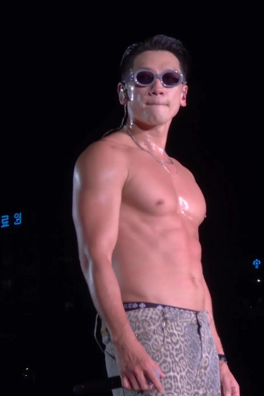 妈呀，好油的男明星！[笑哭]
他不会以为这样很帅吧？
男人，瘦瘦的，薄肌，干净清