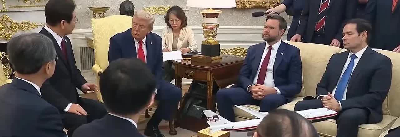 美国这边明显放松，背靠沙发，韩国这边明显紧张，坐得很直，屁股坐在凳子边，李在明的