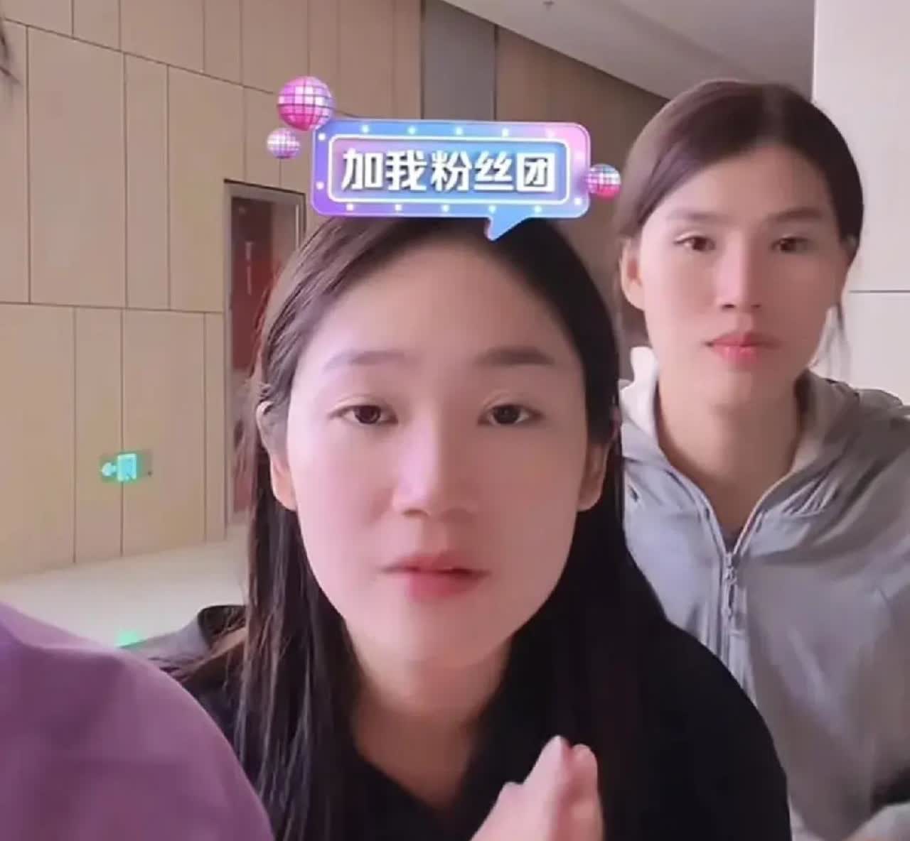 小松这是怎么了？血压又升高了？不是马上要回越南给三姐盖宾馆了吗？还盼着铁杆粉丝叔