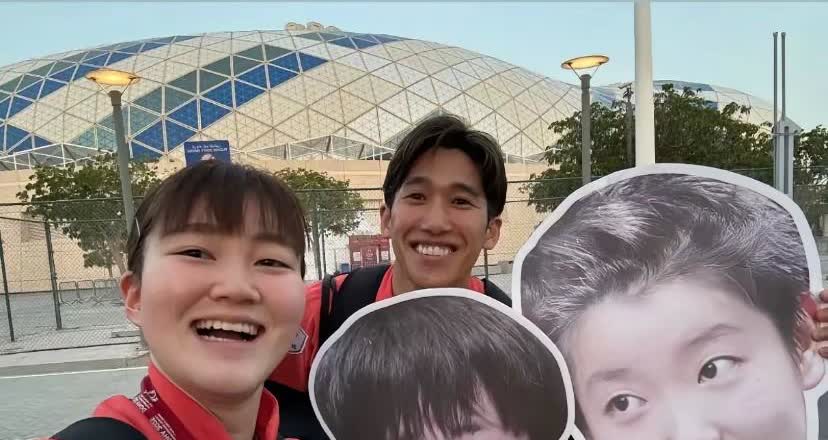 这世界颠成了我喜欢的样子，包磕的

大藤沙月和吉村拿着莎头的应援板合照

