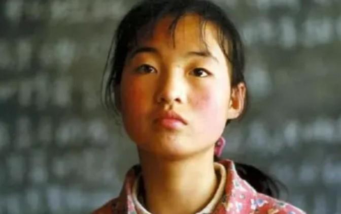 [兔子]1999年，张艺谋捧红了农村女孩魏敏芝。拍完戏后，魏敏芝想当明星，张艺谋