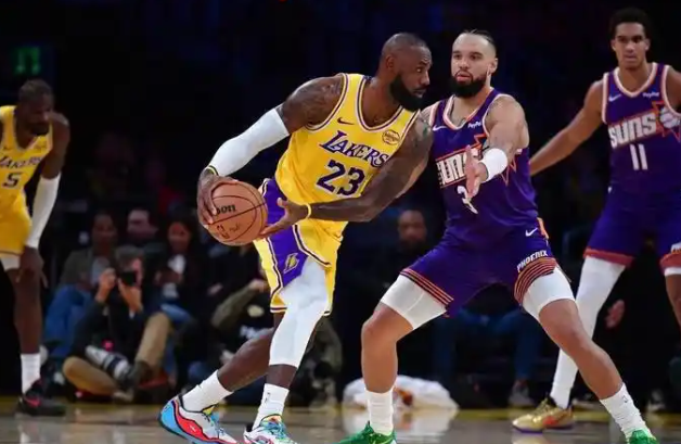 詹姆斯起码今年也没有逼着球队交易选秀权换人冲冠军。
詹姆斯现在在场上的态度，在场