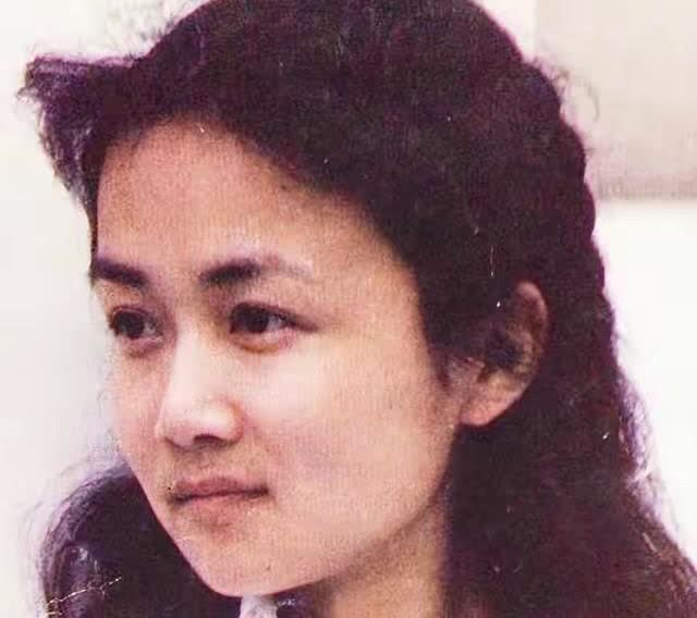 演员罗燕现状：住美国豪宅，68岁优雅知性，儿女双全事业有成