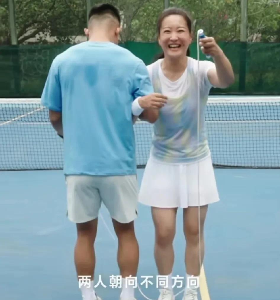 贾玲减肥后，人们才发现一个事实——
胖了跟美丑无关，瘦了跟身材比例无关。
贾玲，
