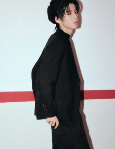 第一次看到这种联动，但意外地很合理。三位的五官气质确实属于同一挂，从小帅到大的模