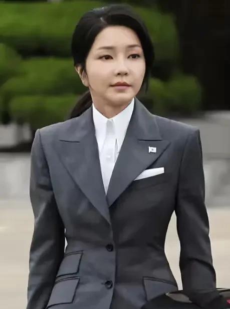 事到如今，金建希应该做出抉择了，不如主动检举尹锡悦，以获得李在明的原谅和庇护。最