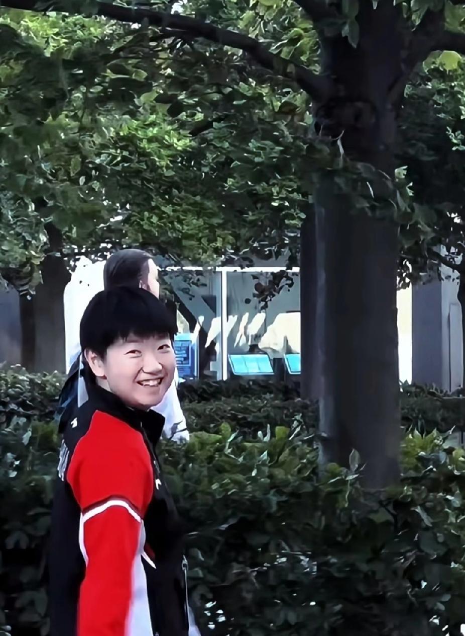 孙颖莎这回头一笑也太可爱啦！赛场上的她果敢犀利，是实力强劲的“小魔王”，私下里又