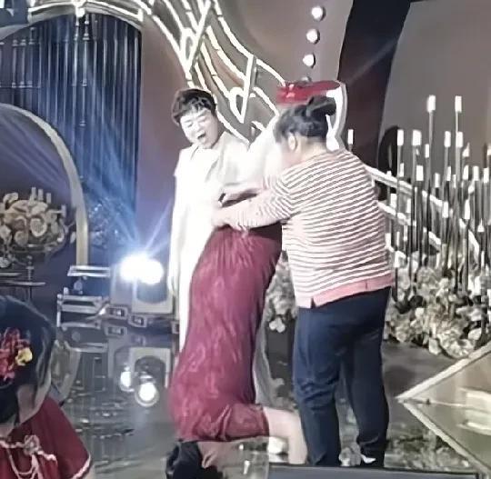 好家伙真的是活久见
婚礼上倒立的婆婆
这是什么神操作
难道现在当婆婆的
没点绝活