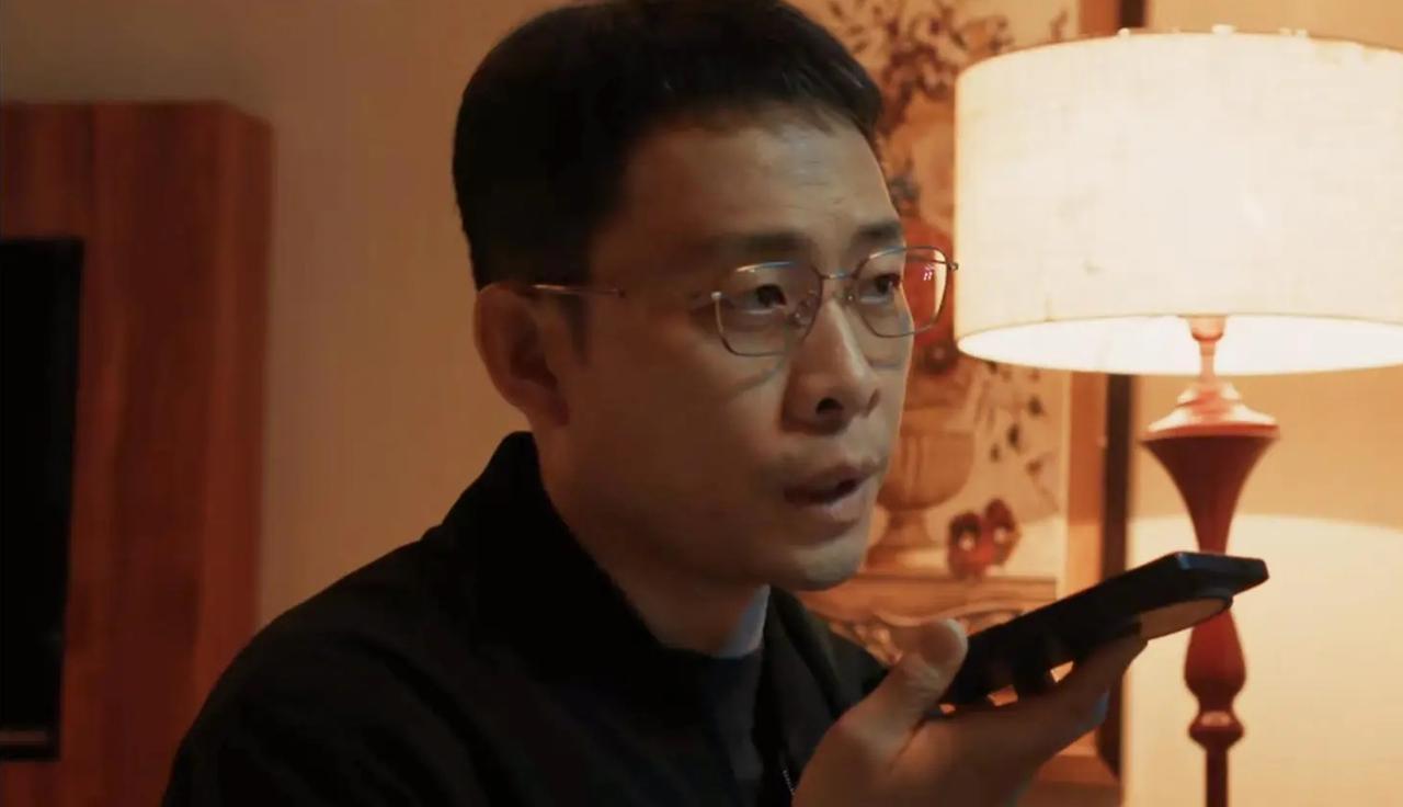 听说张译又演了一部剧
叫以法之名
自从有了手机
就甚少看电视了
就问妻子
那个热
