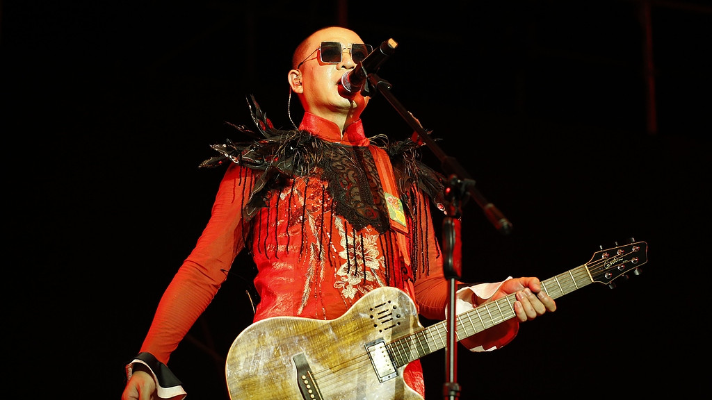 嗨翻三天！北京超级草莓音乐节首日乐迷冒雨狂欢