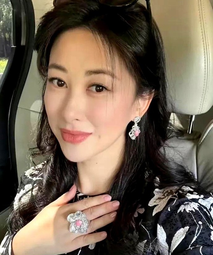 我问我老公，朱珠都41岁了，为什么突然又火了？也就一般漂亮啊！

他说：那是