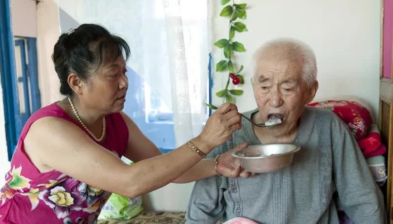 河南周口有一女子，婚后见自己单身的公公形单影只，心中不忍，竟给自己单身多年的亲生