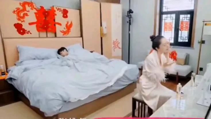 看张维伊和董璇新婚夜的第二天才明白。原来什么结婚都不如这挣钱来的重要。
董璇刚刚