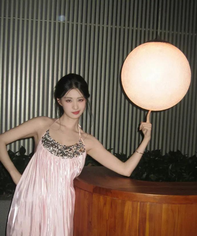 王楚然美拉德风热舞：颜值与才华的双重暴击！
刷到#王楚然美拉德风热舞#的瞬间，我