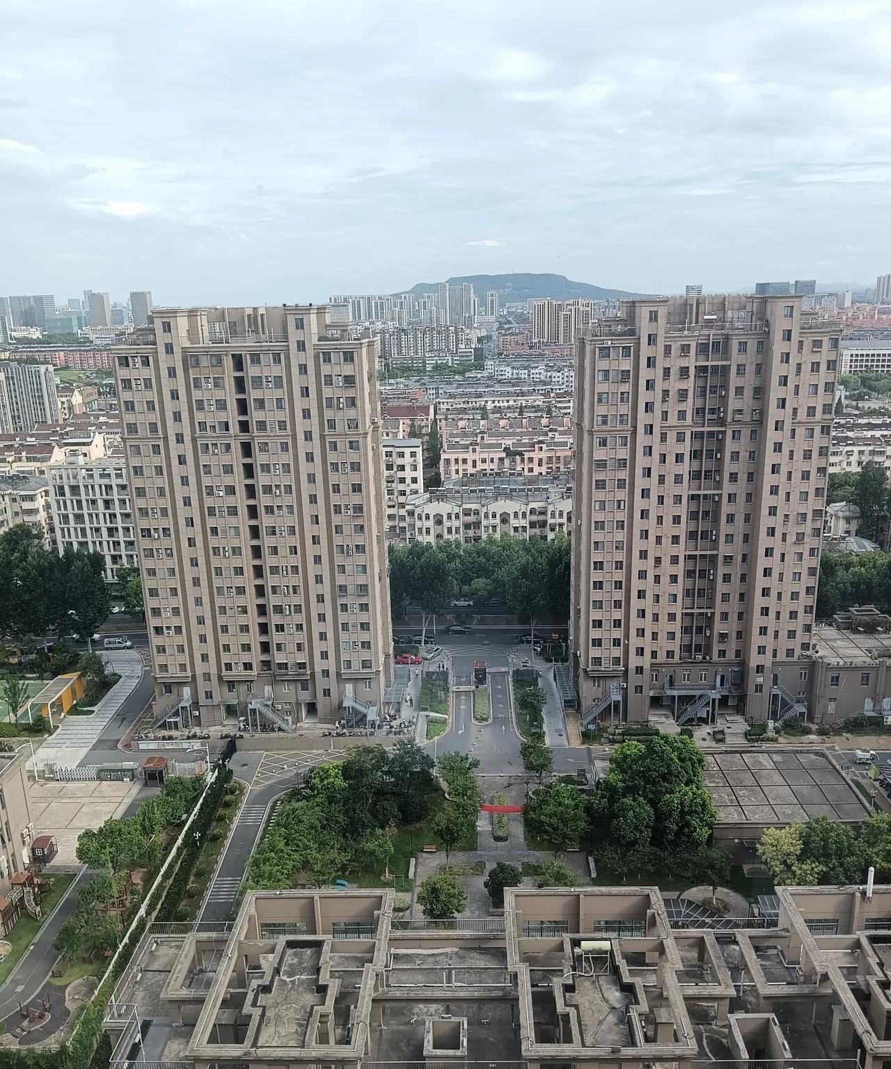#拍一张你的城市美景#
南京市江宁区一角，对面的山叫方山。